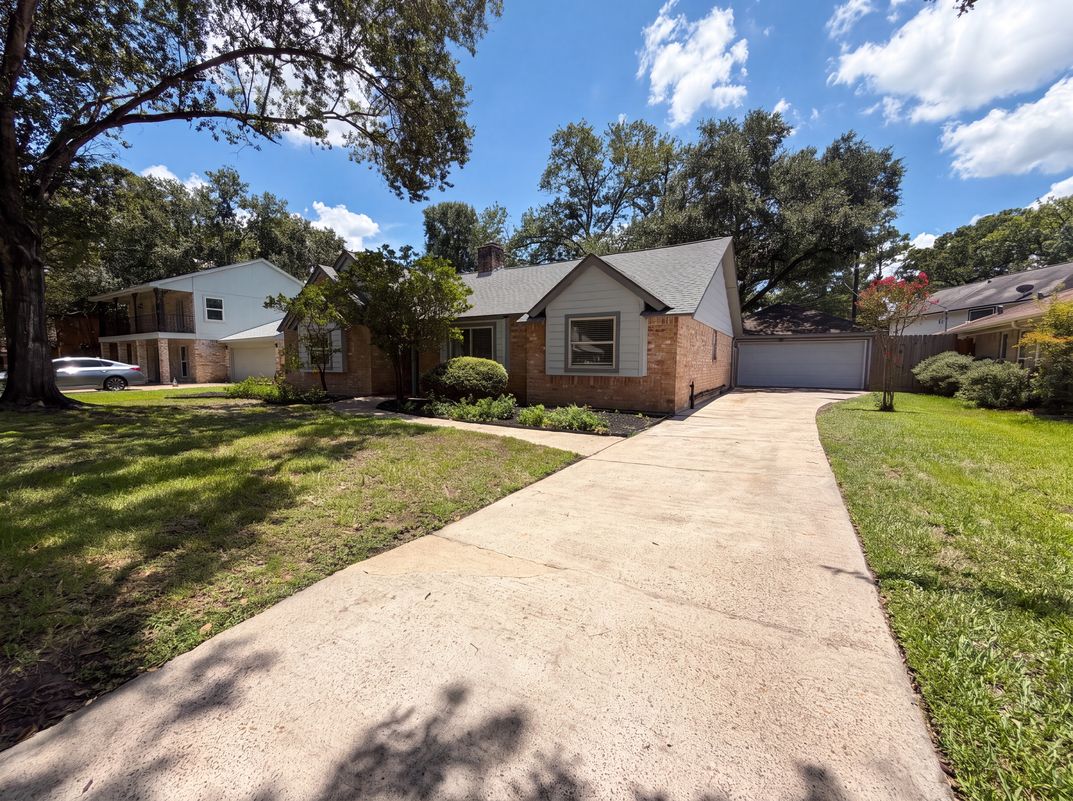 Photo 18 of 20 of 10327 Sweetwood Dr, Houston, TX