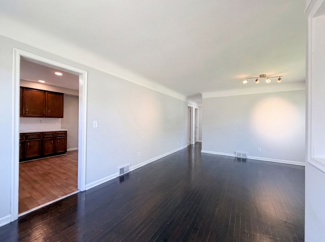 Photo 8 of 18 of 28832 Kaufman St, Roseville, MI