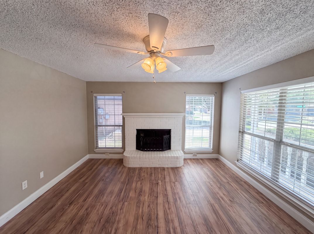 Photo 3 of 20 of 6604 N Chesterfield Dr, Fort Worth, TX