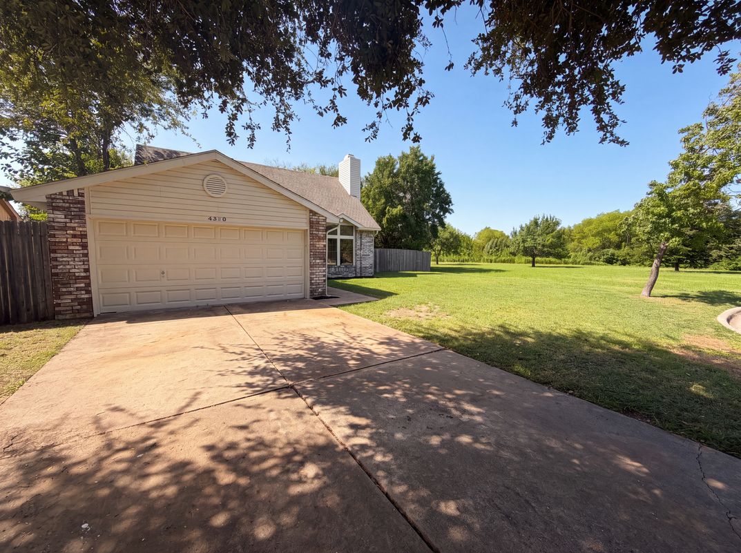 Photo 23 of 27 of 4300 Windwillow Ct, Fort Worth, TX