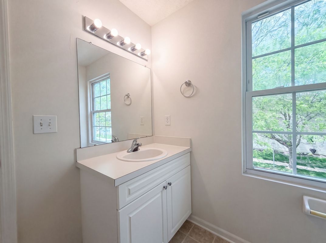 Photo 21 of 33 of 825 Summerville Dr, Delaware, OH