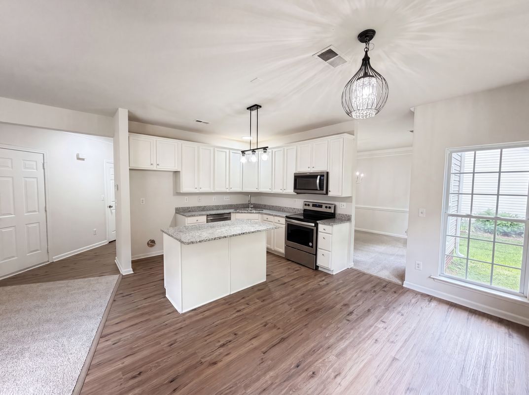 Photo 6 of 22 of 3621 Straussburg Woods Ln, Matthews, NC