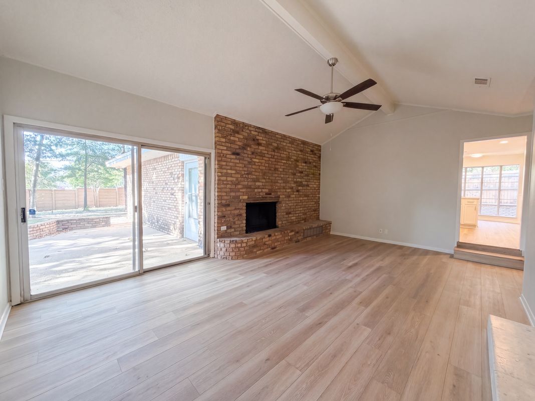 Photo 4 of 31 of 813 Wheelwood Dr, Hurst, TX