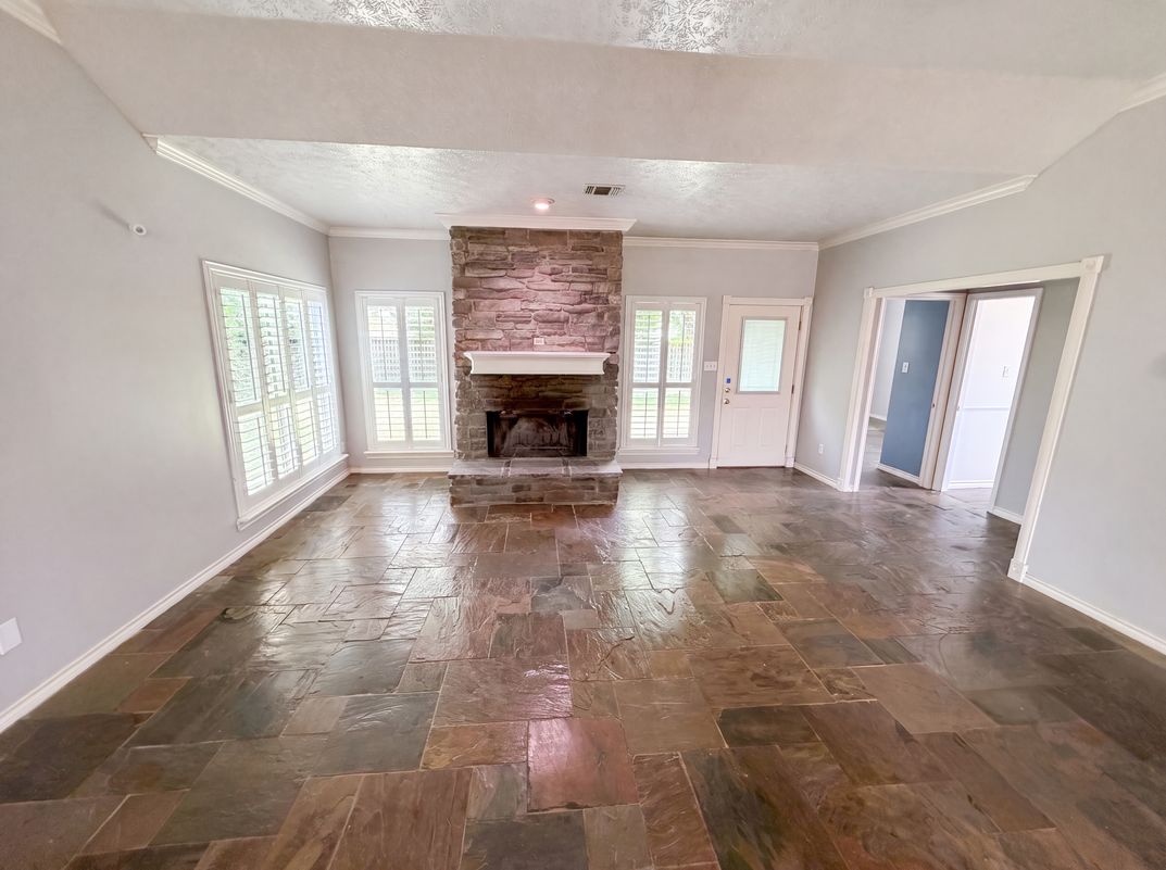 Photo 7 of 19 of 7934 Round Rock Dr, Houston, TX