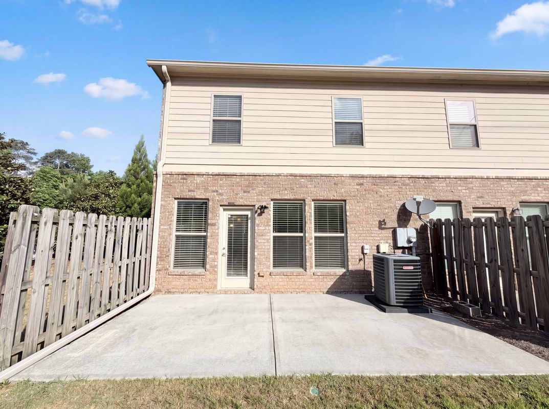 Photo 5 of 24 of 10555 Naramore Ln, Alpharetta, GA