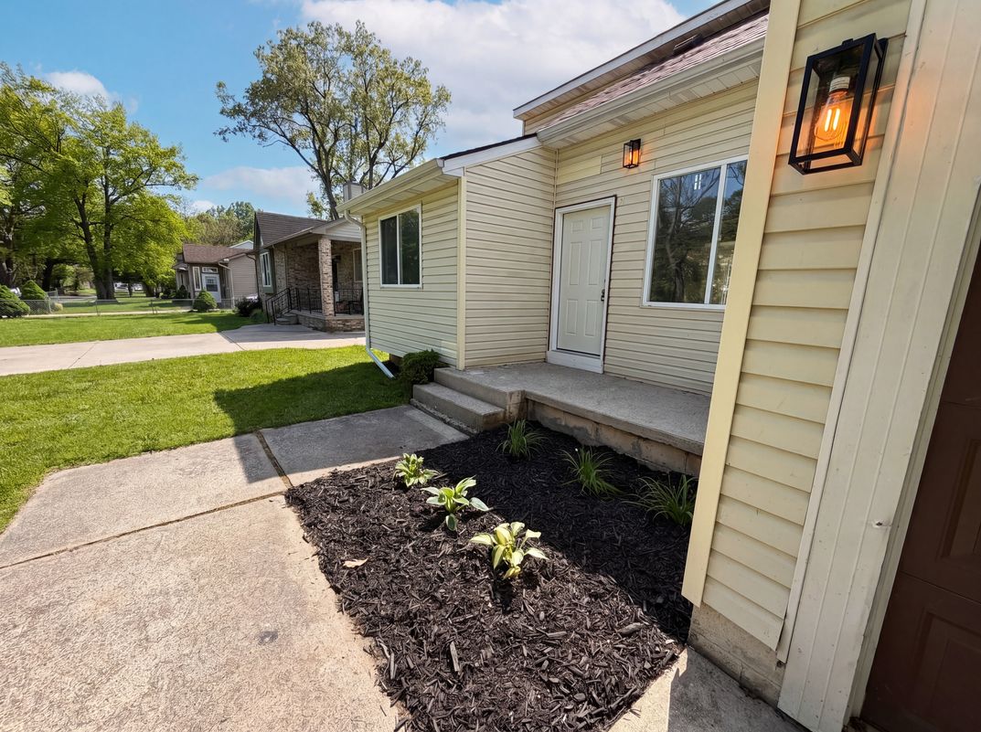Photo 25 of 28 of 21425 Averhill St, Farmington Hills, MI