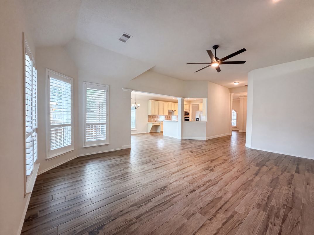 Photo 9 of 24 of 11502 Havard Oaks Dr, Houston, TX