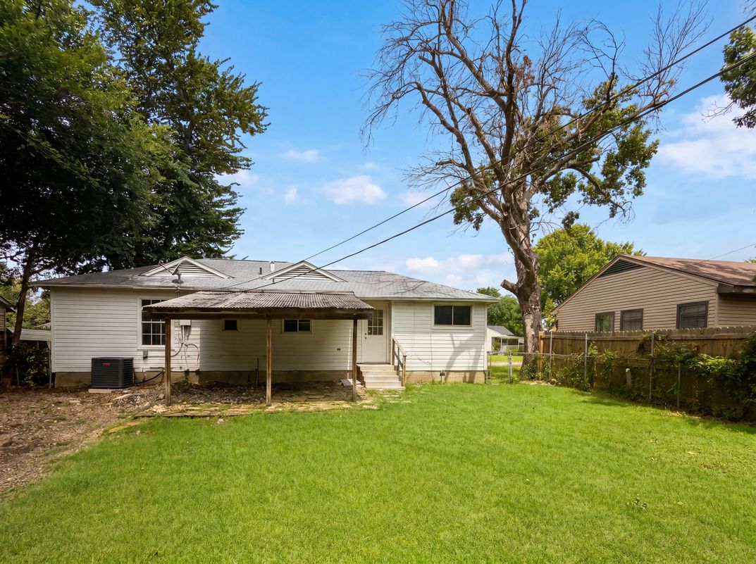 Photo 5 of 17 of 11216 Barbarosa Dr, Dallas, TX
