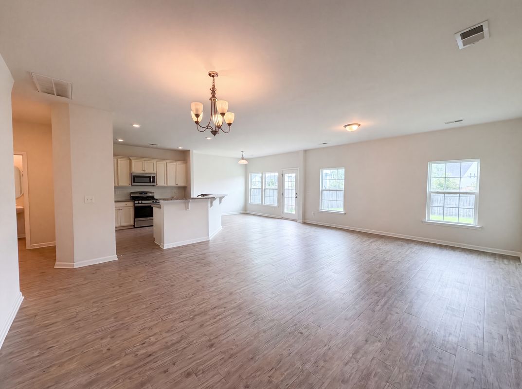 Photo 7 of 21 of 747 Redbud Ln, Summerville, SC