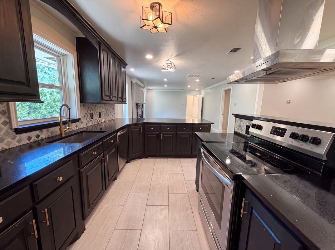 Photo 7 of 22 of 3423 Willow Crest Ln, Dallas, TX