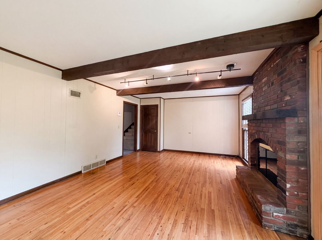 Photo 9 of 27 of 6916 N Overland Dr, Kansas City, MO
