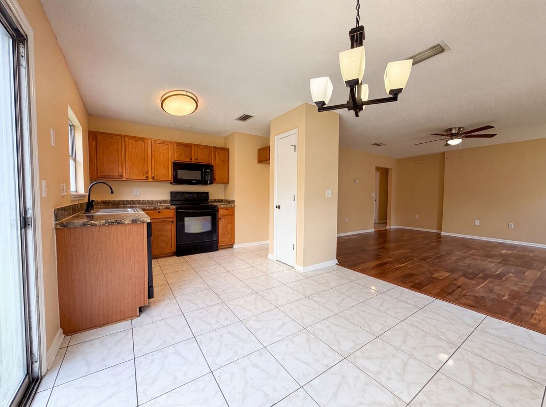 Photo 7 of 19 of 7923 Cherry Blossom Dr N, Jacksonville, FL