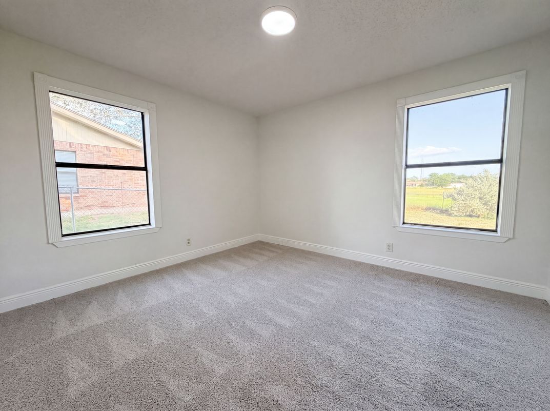 Photo 4 of 16 of 1308 Longhorn Dr, Floresville, TX