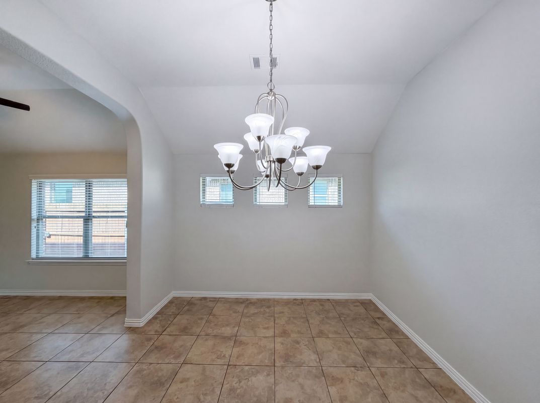 Photo 9 of 20 of 709 Ravenwood Dr, Saginaw, TX
