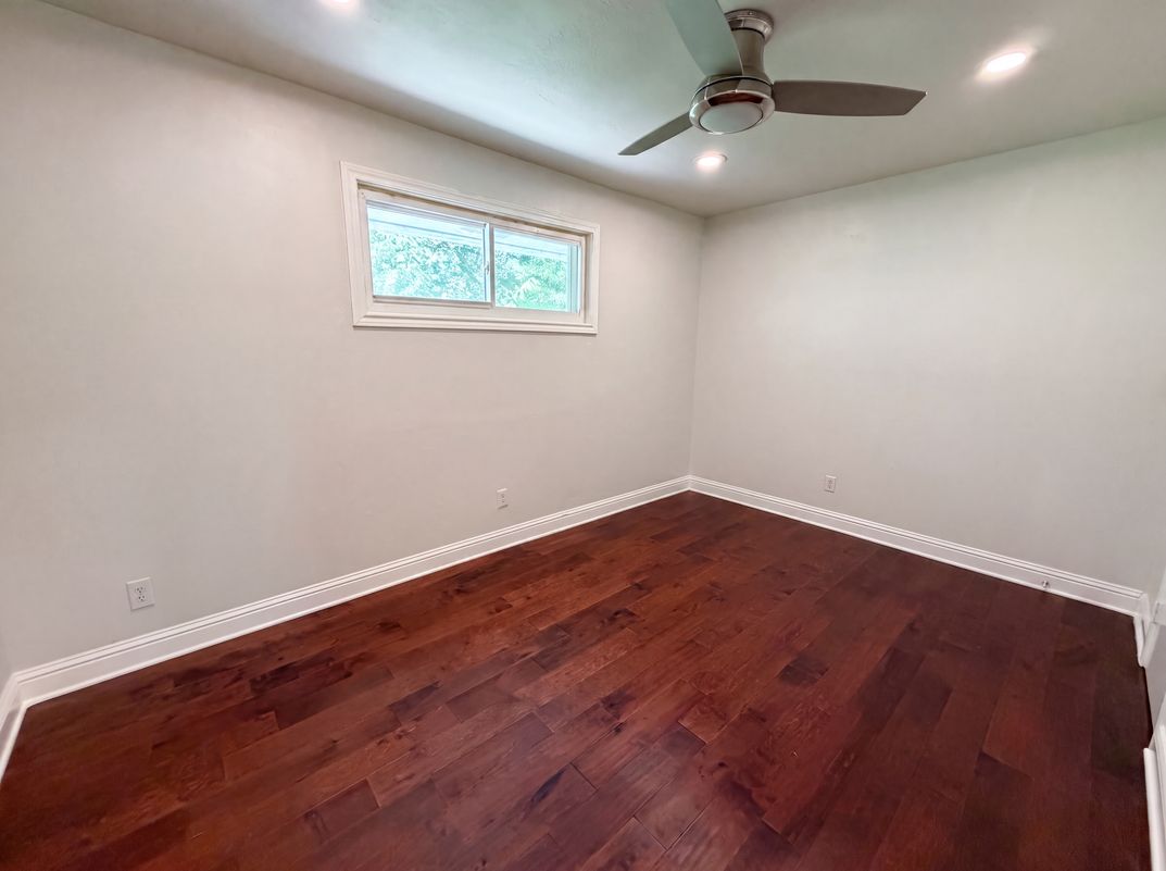 Photo 4 of 22 of 3423 Willow Crest Ln, Dallas, TX