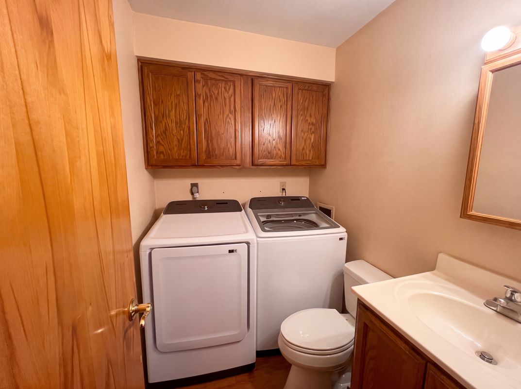 Photo 13 of 16 of 912 Hollycrest Dr, Champaign, IL