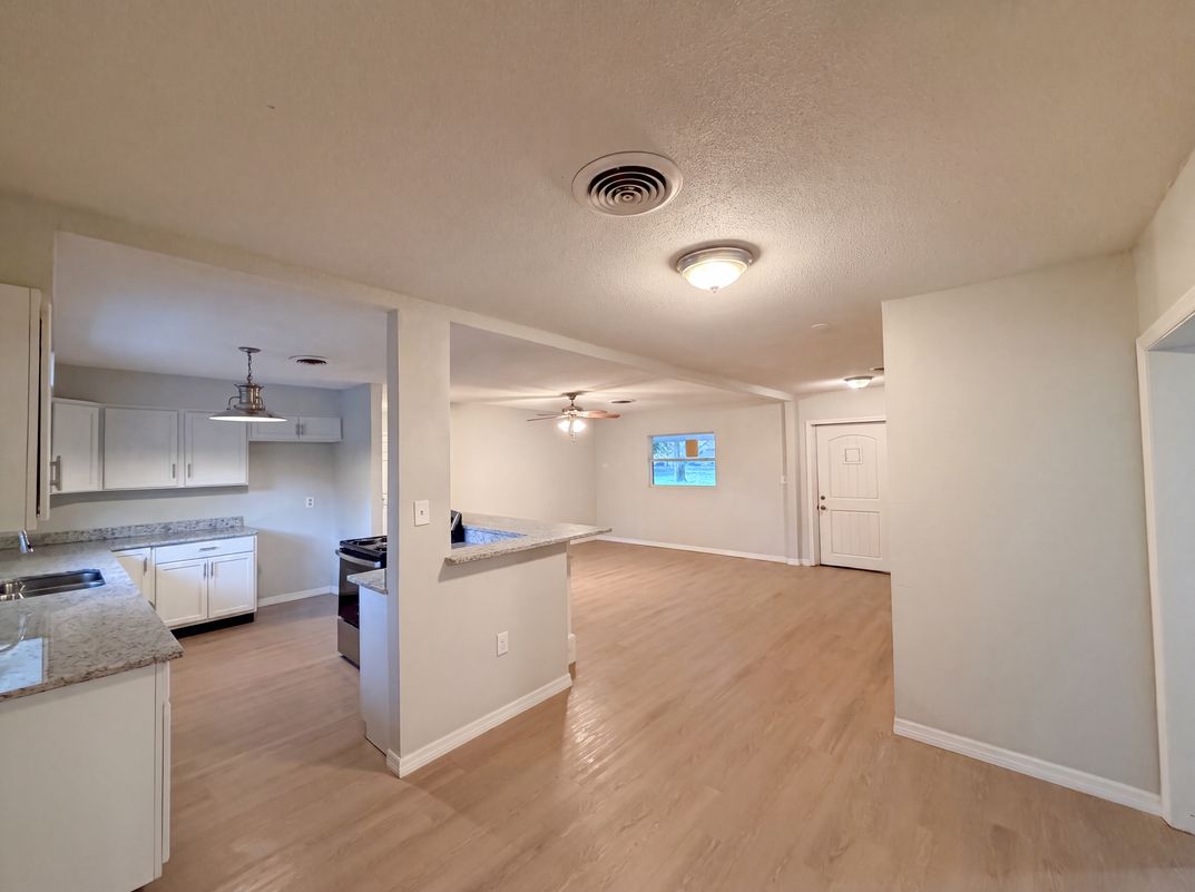 Photo 8 of 21 of 827 Dora Ave, Tavares, FL