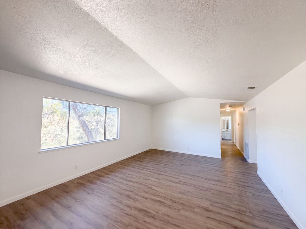 Photo 8 of 29 of 6041 Thornicroft Dr, Valley Springs, CA