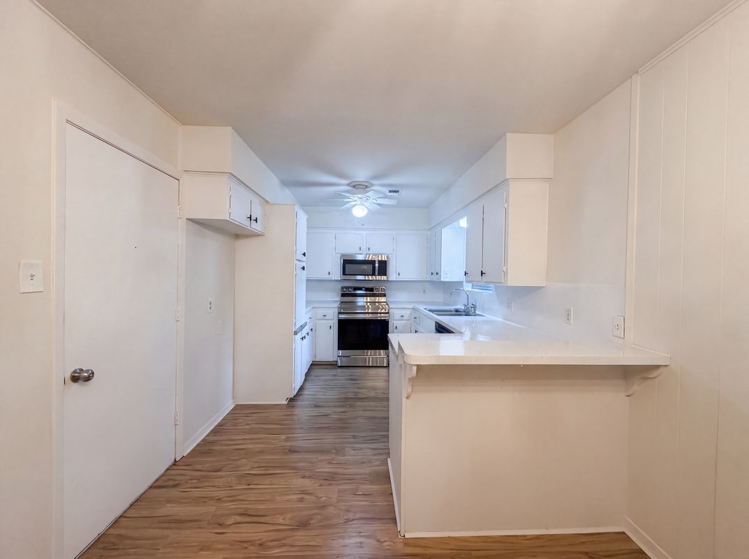 Photo 6 of 17 of 9538 Skyline Dr, Houston, TX