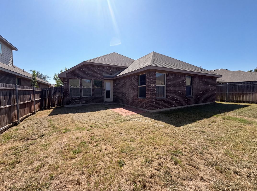 Photo 5 of 21 of 11920 Hassop Ln, Burleson, TX