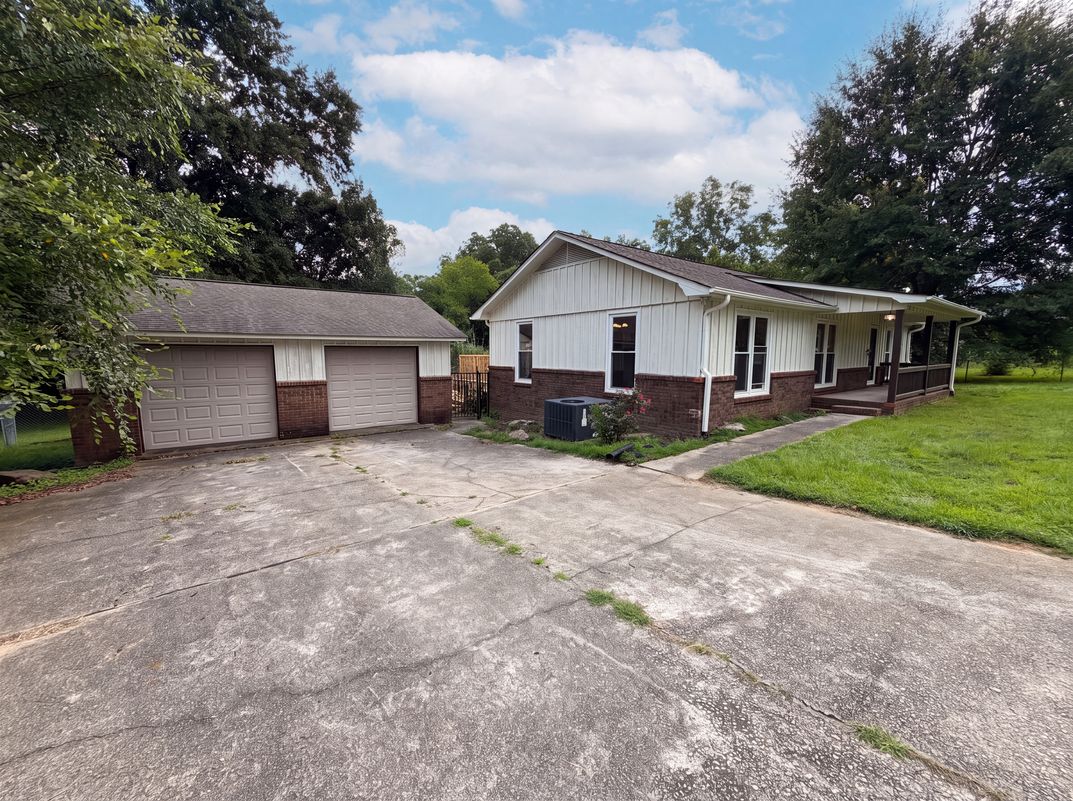 Photo 16 of 20 of 1007 Normandale Dr, Bessemer, AL