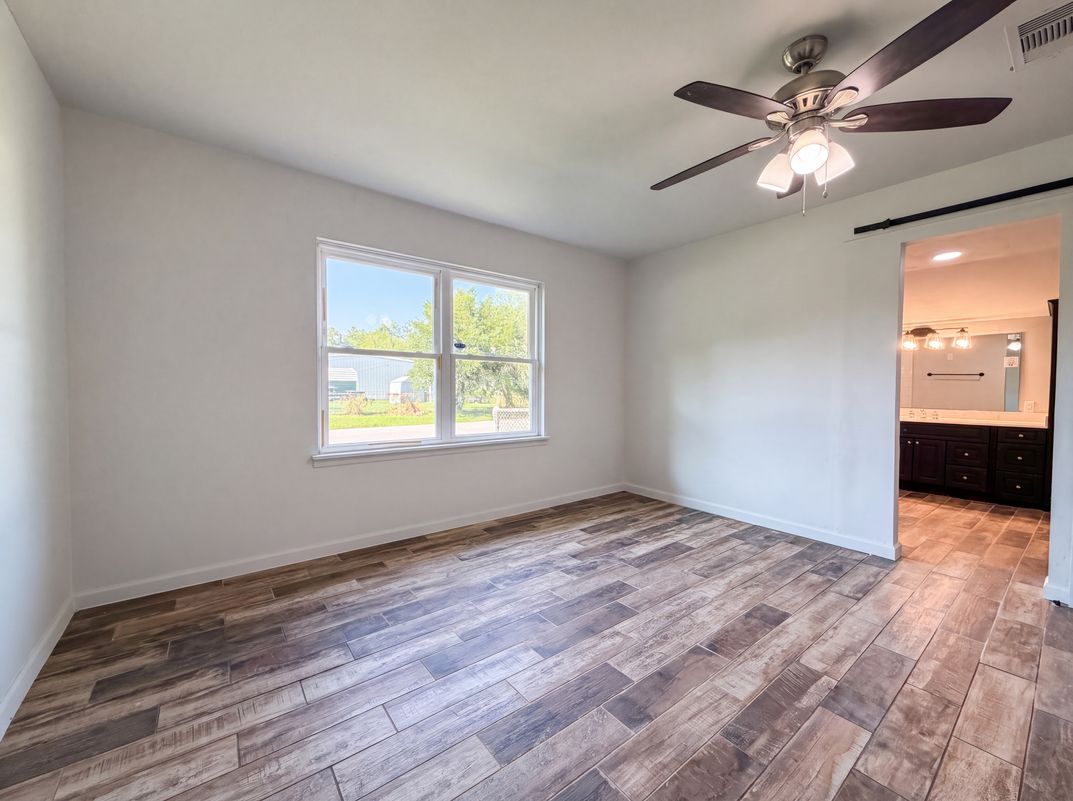 Photo 4 of 17 of 118 S Ringgold St, West Columbia, TX