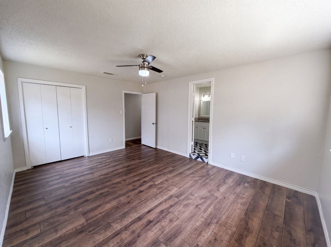 Photo 17 of 25 of 2136 Mountainview Dr, Hurst, TX