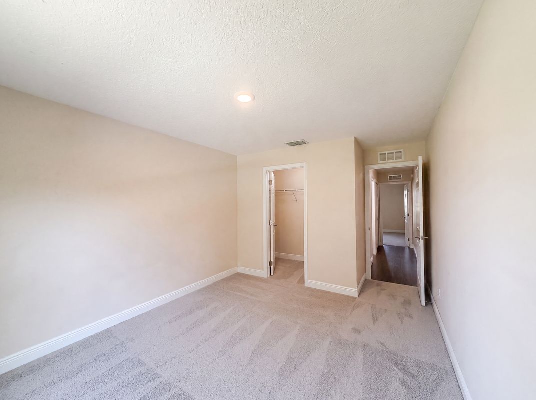Photo 14 of 23 of 33137 Irongate Dr, Leesburg, FL