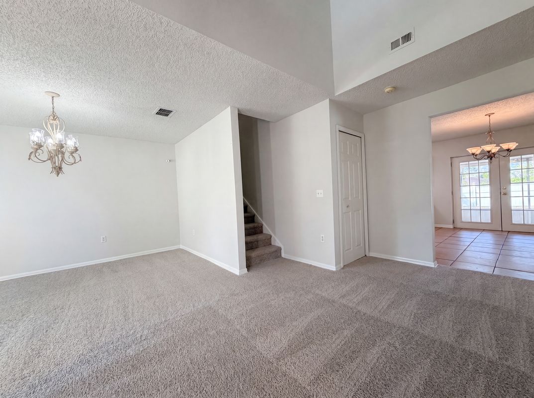 Photo 7 of 26 of 2158 Willesdon Dr W, Jacksonville, FL