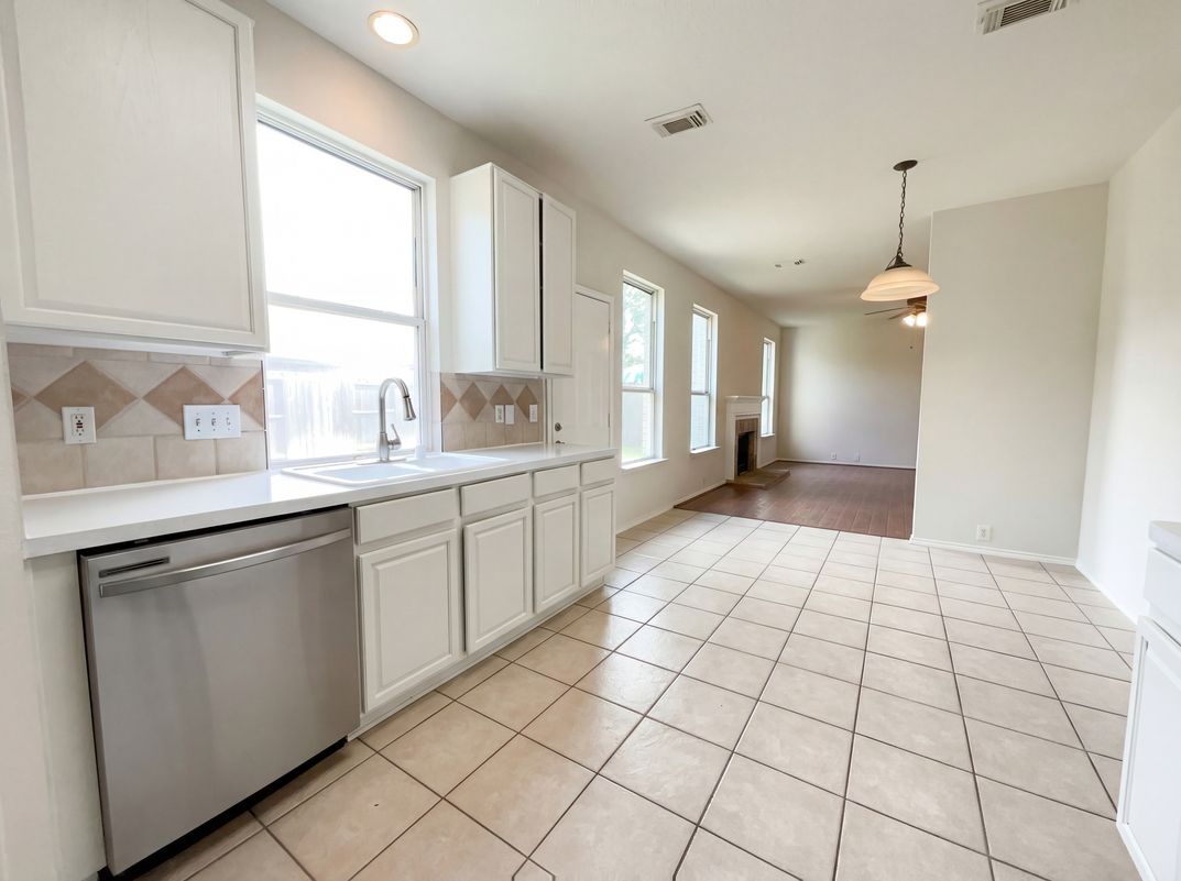 Photo 10 of 22 of 11919 Leaf Oak Dr, Houston, TX