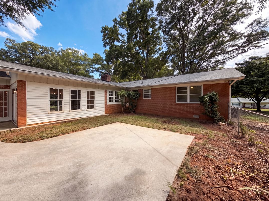 Photo 15 of 16 of 1077 Allendale Cir, Rock Hill, SC