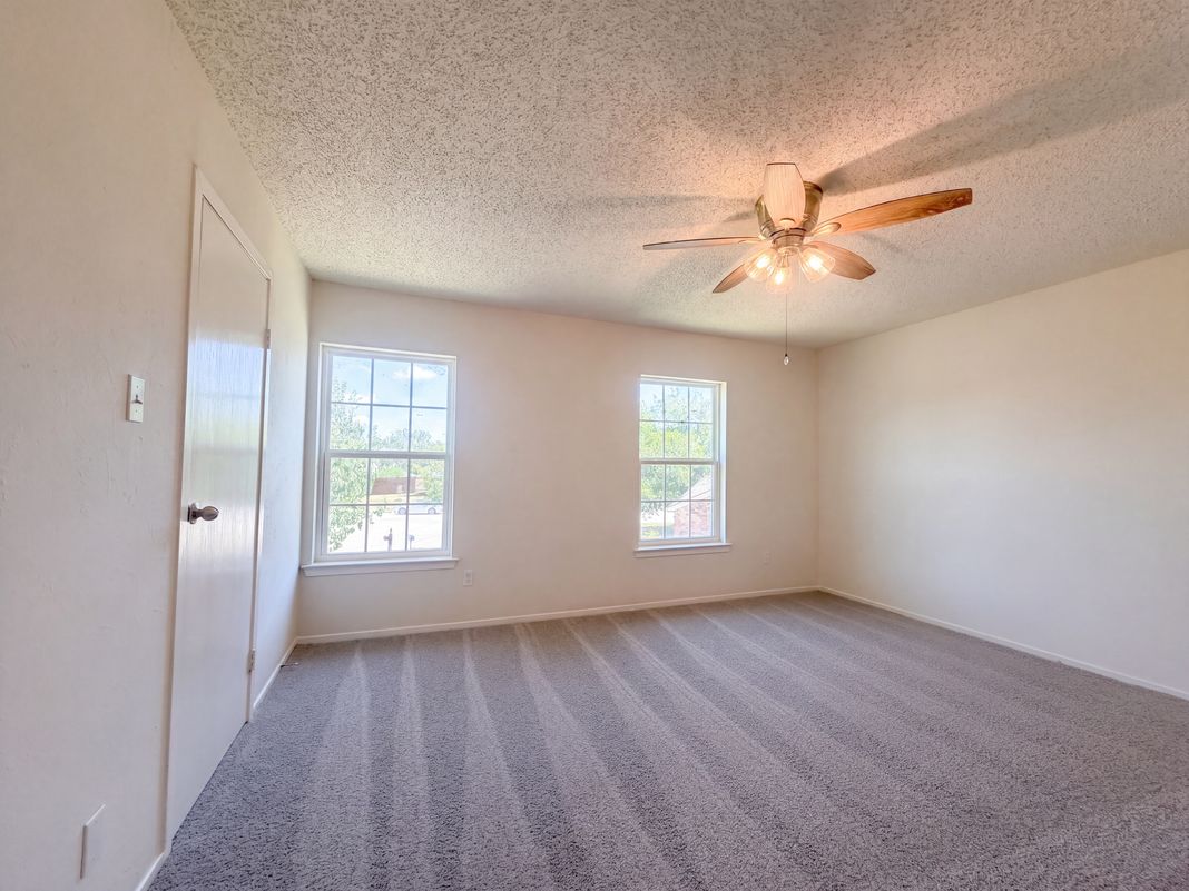 Photo 10 of 23 of 526 Royal Valley Rd, Grand Prairie, TX