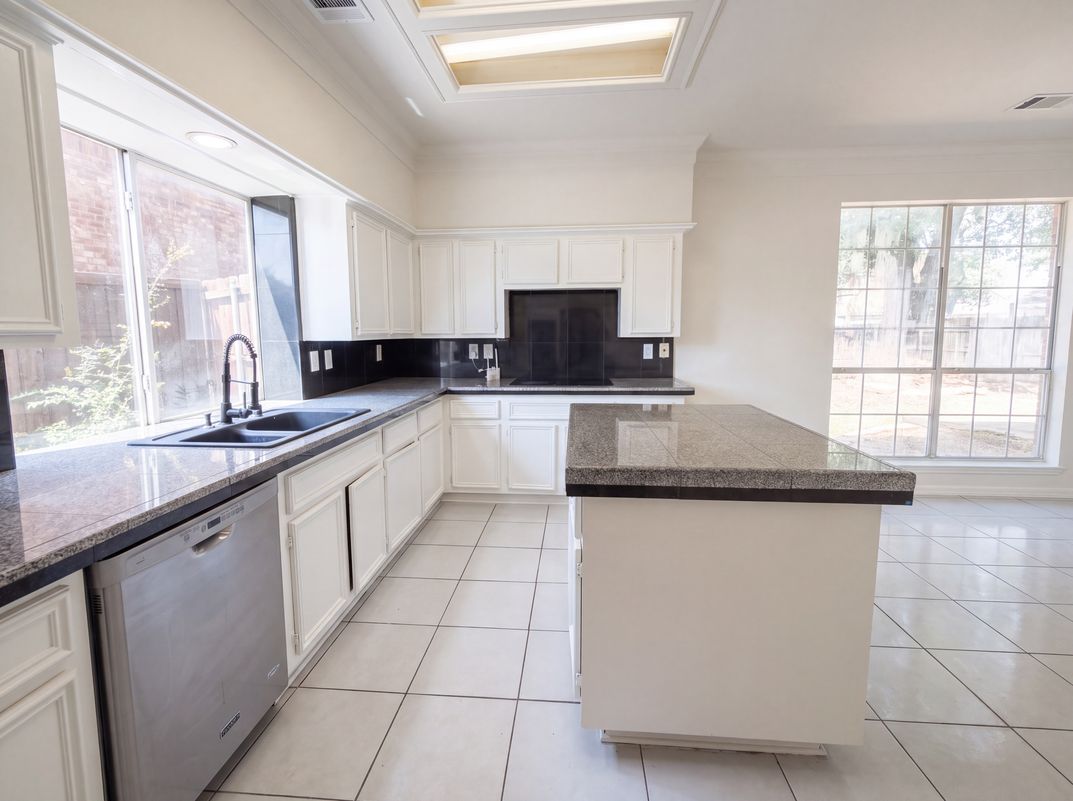 Photo 9 of 26 of 1231 Jeanette Way, Carrollton, TX