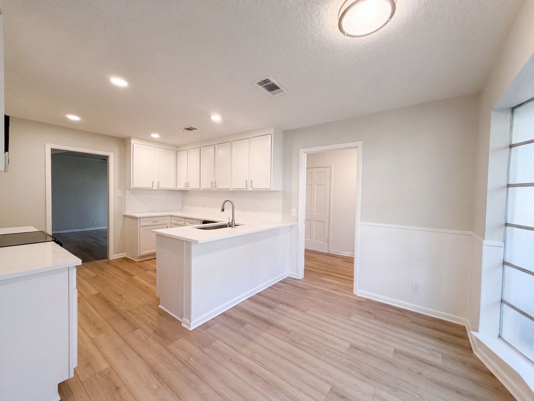 Photo 7 of 31 of 813 Wheelwood Dr, Hurst, TX