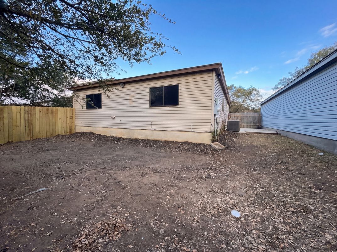 Photo 5 of 16 of 3741 Candlebluff Dr, San Antonio, TX