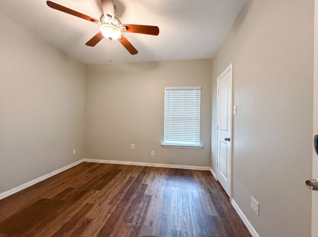 Photo 10 of 18 of 619 E Arlington Ave, Fort Worth, TX