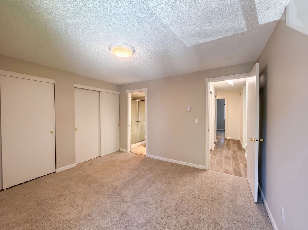 Photo 4 of 24 of 650 SW Meadow Dr, Beaverton, OR