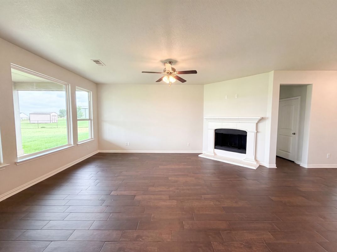 Photo 3 of 18 of 211 Spring Creek Cir, Paradise, TX