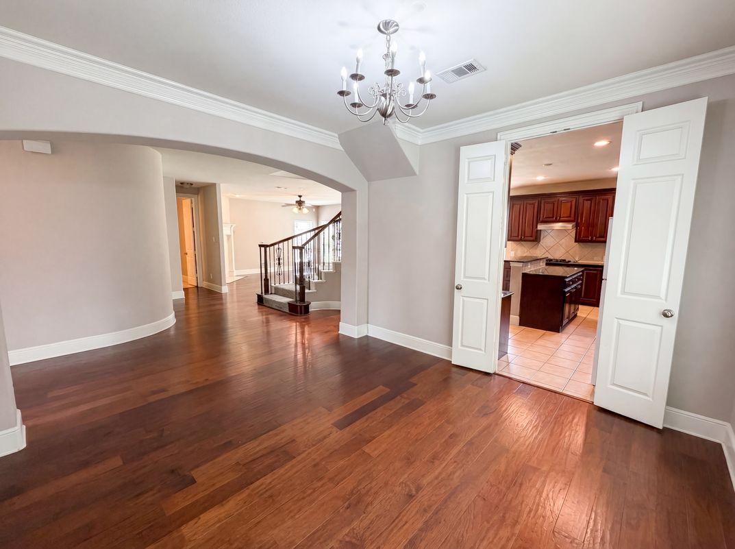 Photo 8 of 32 of 10330 Sandbar Dr, Irving, TX