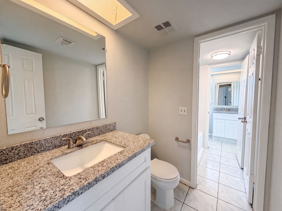 Photo 10 of 18 of 12510 Daventry Ln, Houston, TX