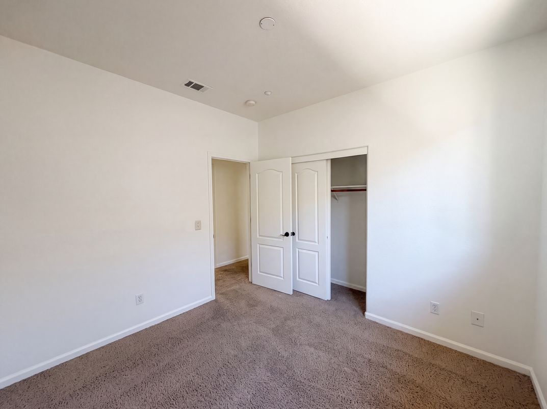 Photo 4 of 22 of 915 Wallace Dr, Woodland, CA