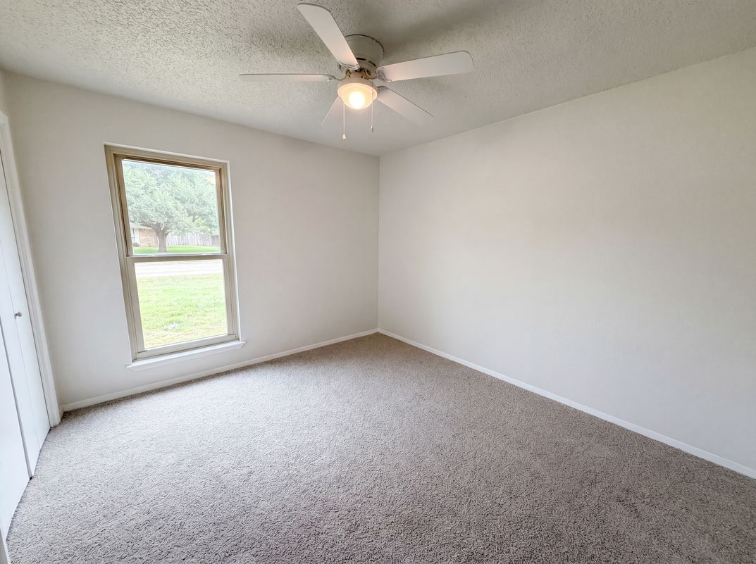 Photo 10 of 16 of 208 Dakota Dr, Hewitt, TX