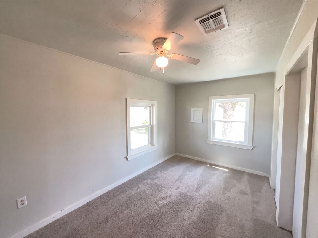 Photo 9 of 17 of 725 Kelly St, Poteet, TX