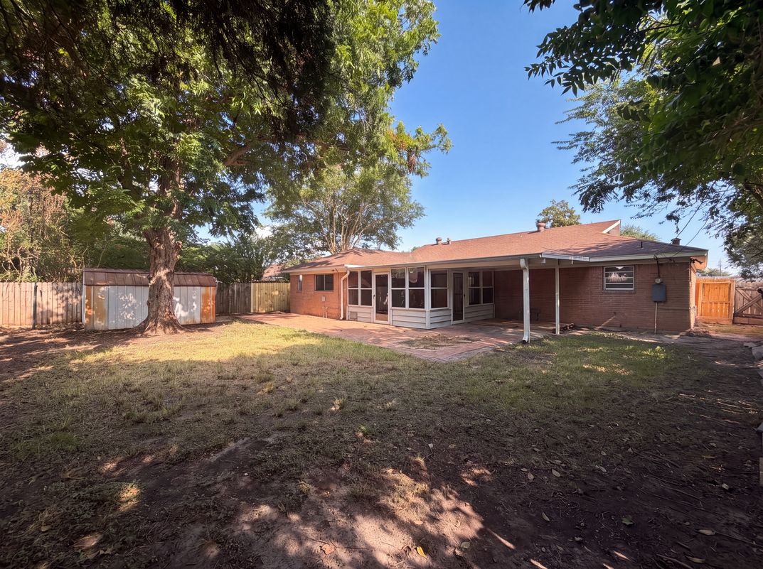 Photo 5 of 17 of 9538 Skyline Dr, Houston, TX