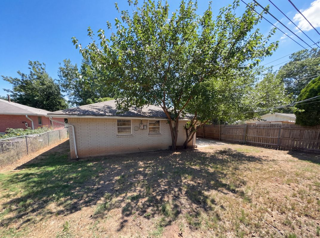 Photo 19 of 21 of 7629 NW 14th St, Oklahoma City, OK