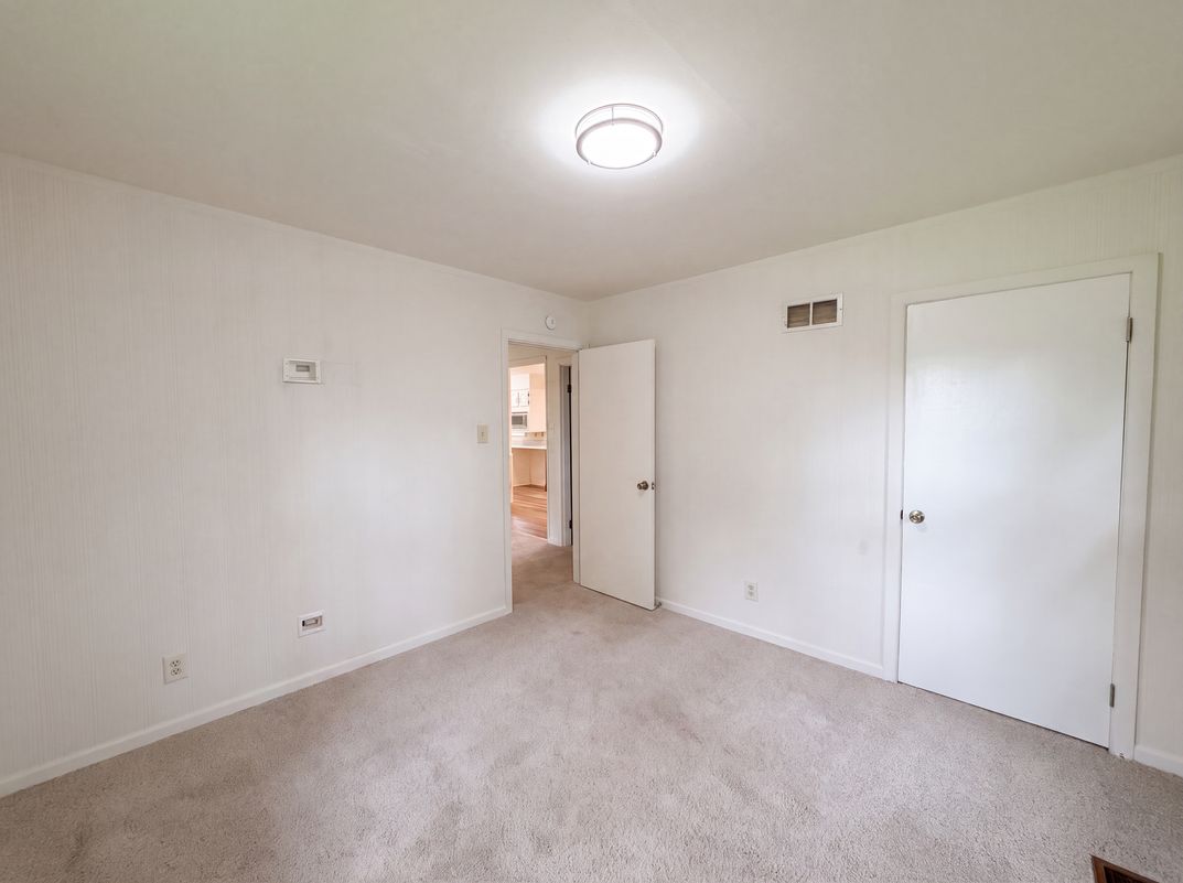 Photo 7 of 21 of 925 Woodcrest Ln, Hazelwood, MO