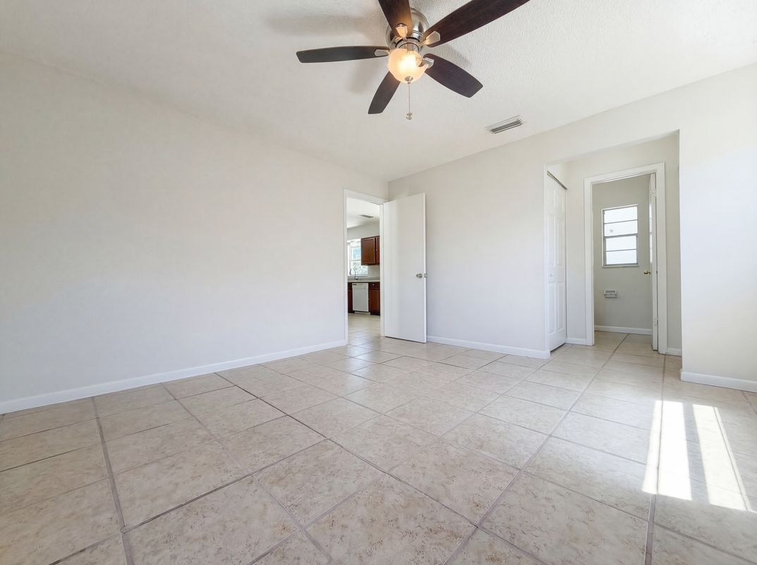 Photo 10 of 24 of 909 Winchester Ct, Brandon, FL