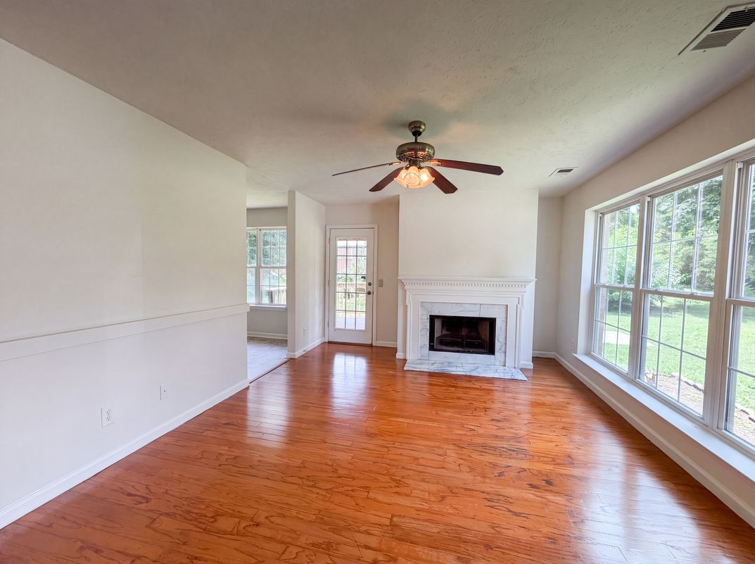 Photo 3 of 20 of 499 Holland Ridge Dr, La Vergne, TN