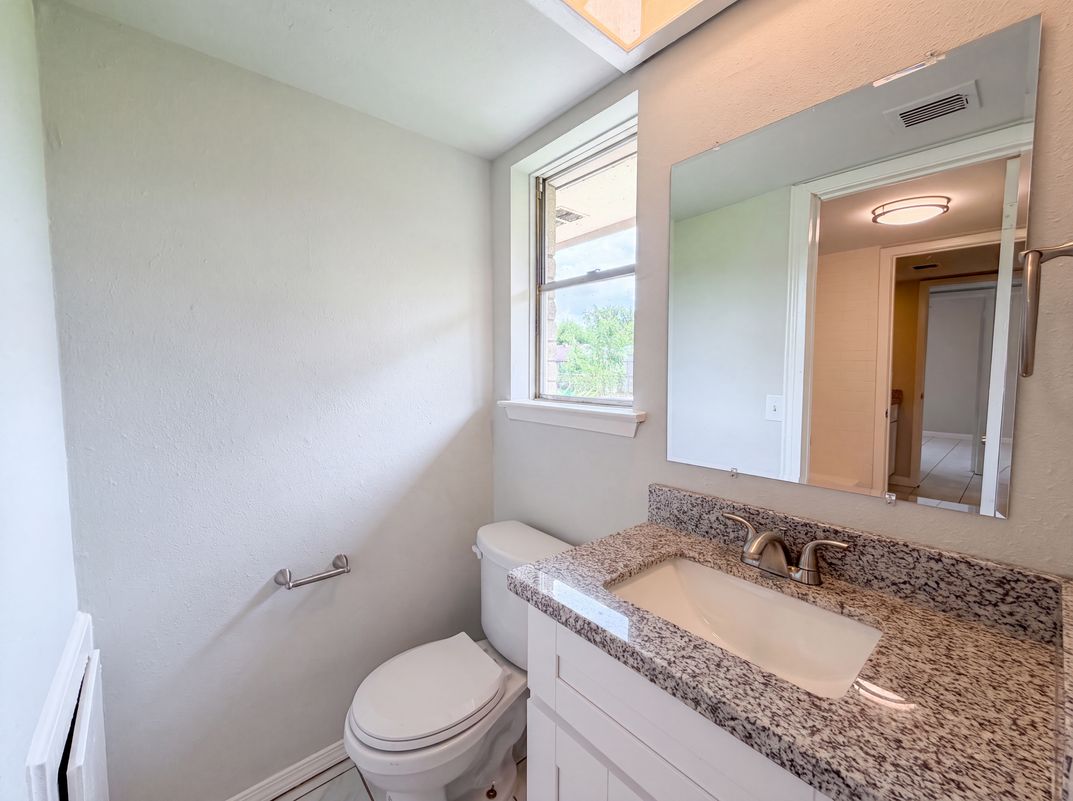 Photo 12 of 18 of 12510 Daventry Ln, Houston, TX