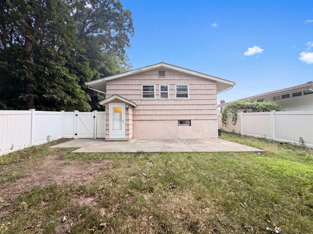 Photo 5 of 23 of 35 Dapp Ct, Elmwood Park, NJ